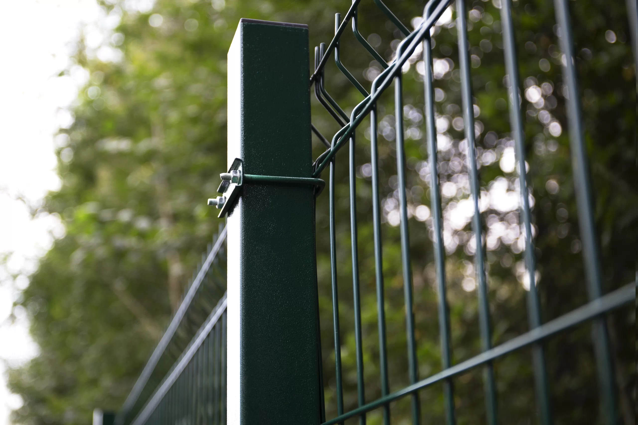 Как выбрать оцинкованные столбы с заглушкой для ограждения участка?